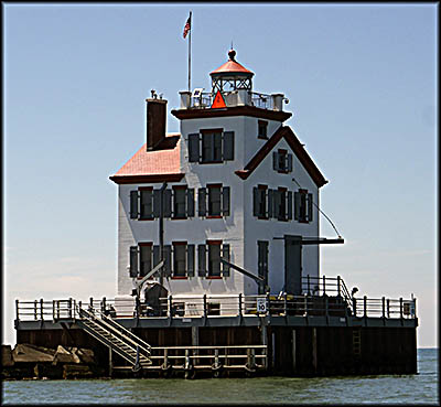 Lorain History Boat Tour: Lorain Light House